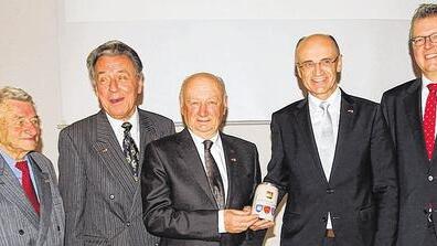 Deutsche und französische Ehrengäste: (von links) der ehemalige Landtagsabgeordnete Heiner Schneier, Kreis-Partnerschaftsbeauftragter Kurt Sieber, Jean Mouton, Landrat Wilhelm Schneider und der französische Honorarkonsul Matthias Everding.FOTO: Günther Geiling