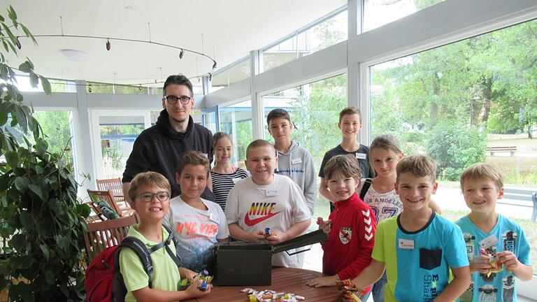 Die Kinder präsentieren sich mit Bibliotheksleiter Jan Marberg und den Überresten der geplünderten Schatztruhe.  Foto: Kulturbüro Bad Brückenau       -  Die Kinder präsentieren sich mit Bibliotheksleiter Jan Marberg und den Überresten der geplünderten Schatztruhe.  Foto: Kulturbüro Bad Brückenau