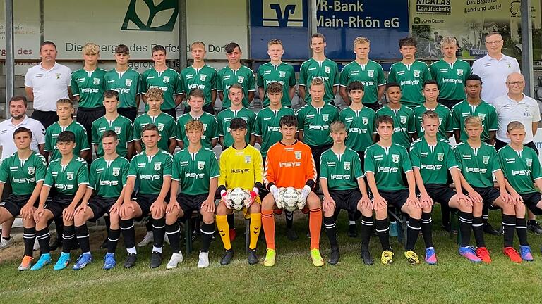 Die beiden U-17-Junioren-Mannschaften des TSV Großbardorf. Hinten von links: Kai Steinmetzer (Trainer), Sandro Keller, Lenny Türk, Sven Gottwald, Tobias Trupp, Marlon Palm, Max Kaufmann, Jonas Hau, Tim Schäfer, Daniel Kartuchin, Benno Wächter und Dimitrij Trupp (Trainer). In der Mitte von links: Niklas Graser (Trainer), Sven Voitkovski, Jakob Hart, Felix Neumann, Leo Volkheimer, Julius Englert, Tommy Bühner, Julian Würll, Johannes Anschütz, Dennis Kremer, Marlon Trautwein, Hurtado Arley und Hansjürgen Ragati (Trainer). Vorne von links: Maximilian Krämer, Jaden Lamatsch, Lennard Bach, Yanick Frey, Ricards Nikitins, Jean Dunkel, Finn Manninger, Kevin Niedens, Artur Koval, Luca Messerschmidt, Toni Först und Finn Griebel. Es fehlen: Pascal Gerlach, Hamzah Abdullah, Luca Hommel, Linus Steinmetzer, Vladi Trusila, Fabrice Weber und Fabian Seugling. Die beiden U-17-Junioren-Mannschaften des TSV Großbardorf. Hinten von links: Kai Steinmetzer (Trainer), Sandro Keller, Lenny Türk, Sven Gottwald, Tobias Trupp, Marlon Palm, Max Kaufmann, Jonas Hau, Tim Schäfer, Daniel Kartuchin, Benno Wächter und Dimitrij Trupp (Trainer). In der Mitte von links: Niklas Graser (Trainer), Sven Voitkovski, Jakob Hart, Felix Neumann, Leo Volkheimer, Julius Englert, Tommy Bühner, Julian Würll, Johannes Anschütz, Dennis Kremer, Marlon Trautwein, Hurtado Arley und Hansjürgen Ragati (Trainer). Vorne von links: Maximilian Krämer, Jaden Lamatsch, Lennard Bach, Yanick Frey, Ricards Nikitins, Jean Dunkel, Finn Manninger, Kevin Niedens, Artur Koval, Luca Messerschmidt, Toni Först und Finn Griebel. Es fehlen: Pascal Gerlach, Hamzah Abdullah, Luca Hommel, Linus Steinmetzer, Vladi Trusila, Fabrice Weber und Fabian Seugling.