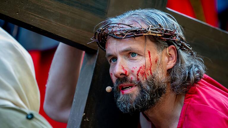 Bei den Fränkischen Passionsspielen Sömmersdorf, hier beim Kreuzweg Jesu (Tobias Selzam), werden in 18 Vorstellungen 35.000 Zuschauerinnen und Zuschauer erwartet.