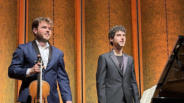 Timothy Ridout und Federico Colli bedanken sich für den riesigen Applaus       -  Timothy Ridout und Federico Colli bedanken sich für den riesigen Applaus