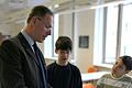 OStD Jäger, Schulleiter des Celtis-Gymnasiums, lässt sich von Samuel Retka und Simon Kuhn die Erkenntnisse zum Bau von Papierbrücken erläutern.