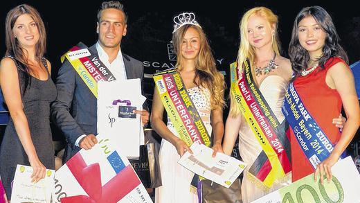 Geballte Schönheit. Die Gewinner des Wettbewerbs Miss und Mister Unterfranken waren (von links) Ann-Kathrin Ix (dritter Platz), Dennis Stempfer (Mister Unterfranken), Natalie Erbe (Miss Unterfranken) und Lena Zirk (zweiter Platz). Es gratulierte für die Jury Monika Betz. Geballte Schönheit. Die Gewinner des Wettbewerbs Miss und Mister Unterfranken waren (von links) Ann-Kathrin Ix (dritter Platz), Dennis Stempfer (Mister Unterfranken), Natalie Erbe (Miss Unterfranken) und Lena Zirk (zweiter Platz). Es gratulierte für die Jury Monika Betz.