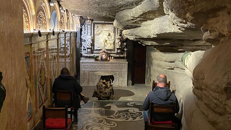 An die Höhle des Hl. Ignatius erinnert heute nur noch eine Bodenplatte, da sie mit einem prächtigen Palast überbaut wurde. Dort, am Ende des Ignatius-Weges kam es zum zufälligen Zusammentreffen mit zwei anderen Pilgern.