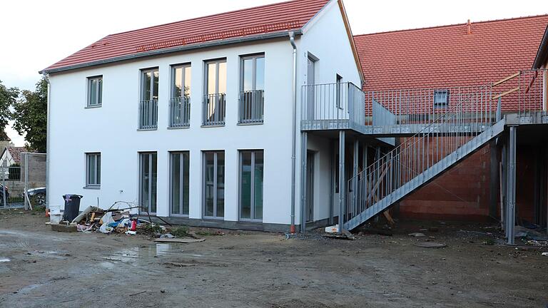 Beim Ortstermin des Bauausschusses Mitte September glich der Innenhof einer Matsch- und Pfützenlandschaft, und es türmte sich der Bauschutt.