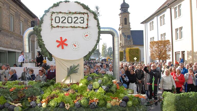 Mit einer rückwärts laufenden Wasseruhr spielten die Wagenbauer auf Missstände bei der Beregnung von Gartenbauflächen in der Bergtheimer Mulde an.