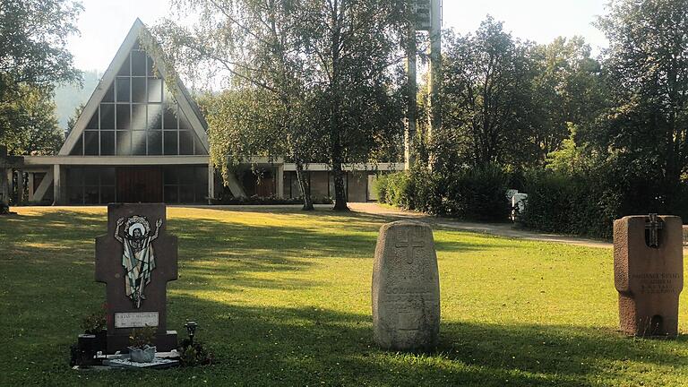 Auf dem Sander Friedhof stehen zurzeit nur noch zwei freie Urnengrabstätten zur Verfügung. Deshalb sprach sich der Gemeinderat in seiner jüngsten Sitzung für eine Erweiterung der Urnengräber aus.