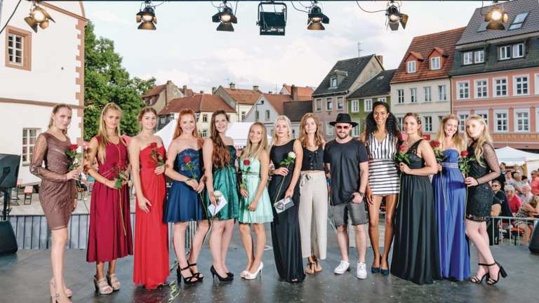 Main-Topmodel: Das Finale auf dem Würzburger Stadtfest       -  Die zehn Kandidatinnen des Main-Topmodel-Halbfinales auf der mainDing-Bühne beim Stadtfest in Schweinfurt.