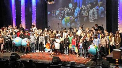 Großes Finale aller Festival-Teilnehmer &ndash; und die Regiomontanus-Schüler vorne mittendrin.