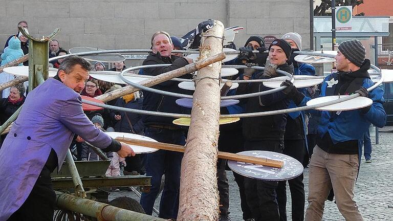 Viele starke Männer des FKE und der Feuerwehr stellten mit purer Muskelkraft den Narrenbaum auf.