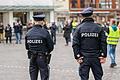 Zwei unterfränkische Polizisten bei einer Demonstration in Würzburg.  Foto: Silvia Gralla       -  Zwei unterfränkische Polizisten bei einer Demonstration in Würzburg.  Foto: Silvia Gralla