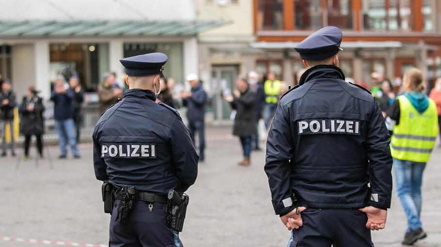 Zwei unterfränkische Polizisten bei einer Demonstration in Würzburg.  Foto: Silvia Gralla       -  Zwei unterfränkische Polizisten bei einer Demonstration in Würzburg.  Foto: Silvia Gralla