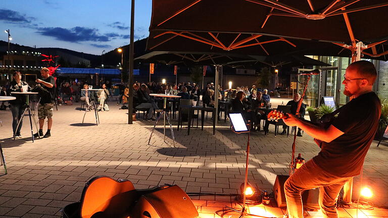 Mit seinem Open-Air-Konzert sorgte der aus Hausen stammende Singer/Songwriter Kai Höfling für Festival-Atmosphäre auf dem Vorplatz der Lohrer Stadthalle.