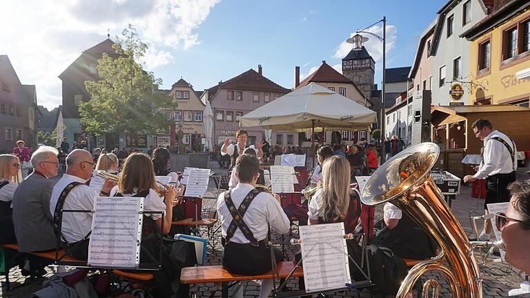 Die Weisbacher Musikkapelle spielte bei strahlendem Sonnenschein zum ersten Freitagskonzert des Jahres auf dem Bischofsheimer Marktplatz auf.       -  Die Weisbacher Musikkapelle spielte bei strahlendem Sonnenschein zum ersten Freitagskonzert des Jahres auf dem Bischofsheimer Marktplatz auf.