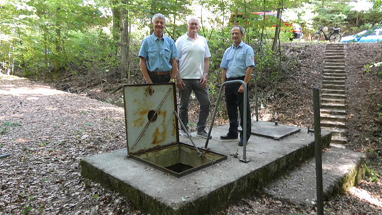 Wassermeister Hans-Peter Wagner (links) hatte die Idee, das Wasser des stillgelegten Hochbehälters in Eichelsdorf der Feuerwehr zur Verfügung zu stellen. Das stieß sofort auf offene Ohren von Bürgermeister Wolfgang Borst (Mitte) und stellvertretenden Kommandanten Mathias Wilk (rechts).