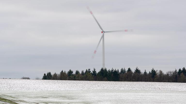 Drei Rotorenblätter, die bisher mehr Diskussionsstoff als Strom produziert haben: Über den Windpark Wargolshausen/Wülfershausen im Landkreis Rhön-Grabfeld wurde jahrelang gestritten.&nbsp;