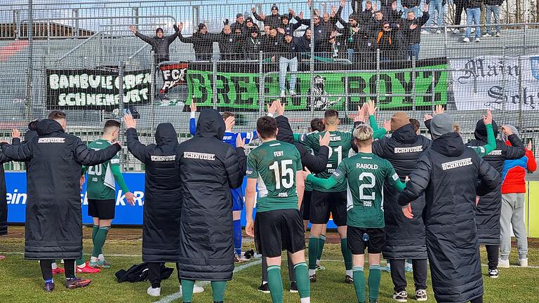 Präsentieren sich seit einiger Zeit wieder als Einheit: Der FC 05 Schweinfurt und seine Fans.