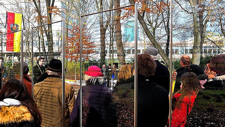 Namen für 1563 Opfer des 16. März 1945: Oberbürgermeister Christian Schuchardt sprach am Volkstrauertag im neuen &bdquo;Park des Gedenkens' am Hauptfriedhof.