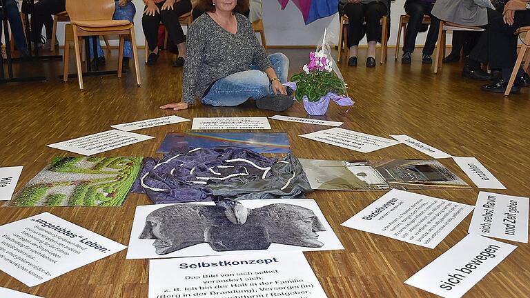Nimm Abschied und gesunde! Gemäß diesem Motto hatte die Kur- und Klinikseelsorgerin Maria Platz aus Bad Neustadt den Nachmittag aufgebaut und die einzelnen Schritte mittels Bildern und Zitaten anschaulich ausgelegt.