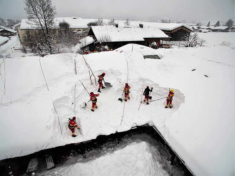 Über 500 Helfer der bayerischen DLRG, auch aus Unterfranken, sind im Schnee-Einsatz in den Alpen. Über 500 Helfer der bayerischen DLRG, auch aus Unterfranken, sind im Schnee-Einsatz in den Alpen.
