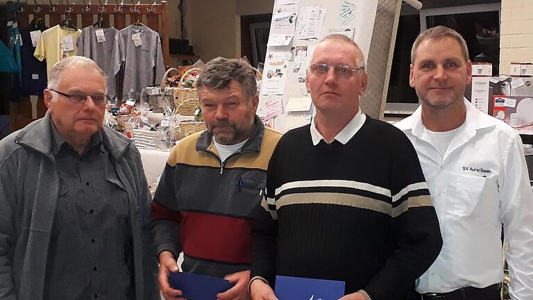 Die Gewinner des Preisschafkopfs (von links): Edgar Lutz (3.), Reinhard Rauh (2.) und Wilfried Räder (1.) sowie der 1. Vorsitzende des SV Aura, Ulli Kaiser. Foto: Daniel Sauer       -  Die Gewinner des Preisschafkopfs (von links): Edgar Lutz (3.), Reinhard Rauh (2.) und Wilfried Räder (1.) sowie der 1. Vorsitzende des SV Aura, Ulli Kaiser. Foto: Daniel Sauer
