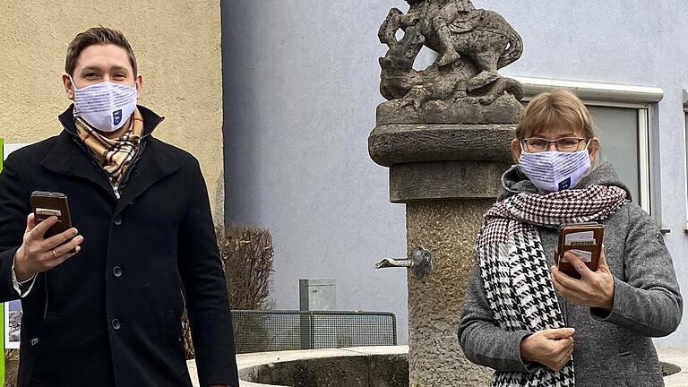 Stadt- und Kreisrat Marco Hess (links) testet gemeinsam mit der Oberbalbacher Ortsvorsteherin Monika Noorlander das neue LTE-Netz der Deutschen Telekom. Beide freuen sich nach langjährigen Bemühungen über die Netzverbesserung. Stadt- und Kreisrat Marco Hess (links) testet gemeinsam mit der Oberbalbacher Ortsvorsteherin Monika Noorlander das neue LTE-Netz der Deutschen Telekom. Beide freuen sich nach langjährigen Bemühungen über die Netzverbesserung.