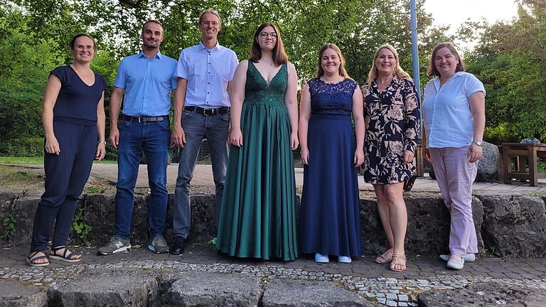 Die Prüfungsbesten der Kreuzbergschule Bischofsheim zusammen mit zweiter Bürgermeisterin Caroline Borst (Oberelsbach), zweiter Bürgermeister Patrick Bauer (Bischofsheim), Klassenlehrer Wolfgang Then, Prüfungsbeste Rebecca Sitzmann, Lara Bühner, Schulleiterin Stefanie Mott, Bürgermeisterin Sonja Reubelt (Sandberg).