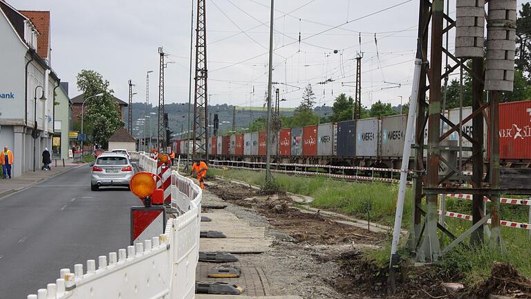 Für den Bau der Lärmschutzwand an der Bahn ist derzeit ein Teil des Gehweges an der Ringstraße gesperrt.