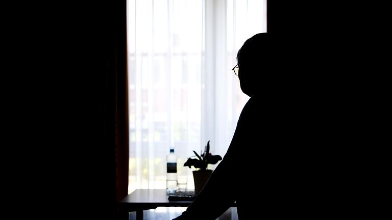 Ein Senior steht in einem Raum am Fenster       -  Im Tagesverlauf schwanken die Symptome eines Delirs und verschlimmern sich oft in den Abendstunden.