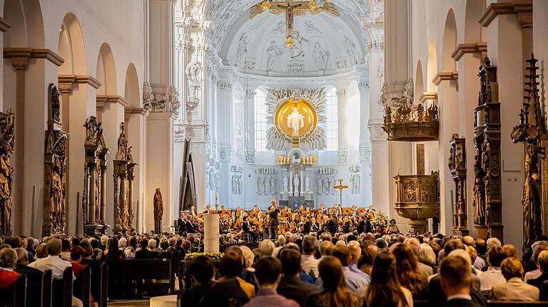 Volles Gotteshaus zum Mozartfest im Kiliansdom. Es spielten die Bamberger Symphoniker 'Bruckner im Dom'.