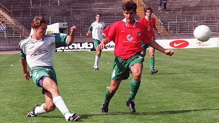 Beim FC 05 Schweinfurt war er noch offensiver Mittelfeldspieler: Bernd Korzynietz zieht hier eine Flanke am Augsburger Oliver Remmert vorbei vors Tor. Beim FC 05 Schweinfurt war er noch offensiver Mittelfeldspieler: Bernd Korzynietz zieht hier eine Flanke am Augsburger Oliver Remmert vorbei vors Tor.