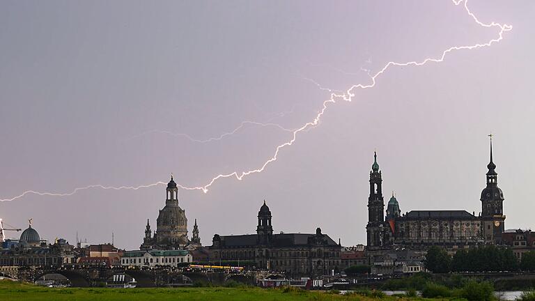Gewitter in Dresden       -  In Gebäuden ist man bei Gewittern sicherer als draußen auf einer Wiese. (Archivbild)