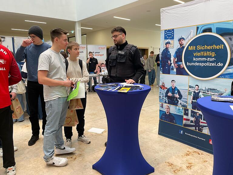 Wie sehen meine Karrierechancen bei der Bundespolizei aus? Auch darüber konnten sich die Schüler informieren. Wie sehen meine Karrierechancen bei der Bundespolizei aus? Auch darüber konnten sich die Schüler informieren.