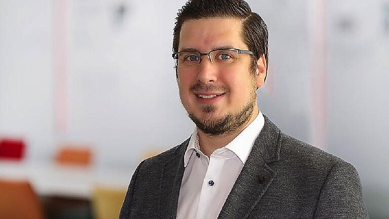 Matthias Drossel ist Gesamtschulleiter der Bamberger Akademien für Gesundheits- und Pflegeberufe. In seinem Buch &bdquo;Versorgung älterer Menschen durch die Stärkung informeller Pflege&ldquo; zeigt er am Beispiel der Region Oberfranken auf, woran es pflegenden Angehörigen auf dem Land mangelt.