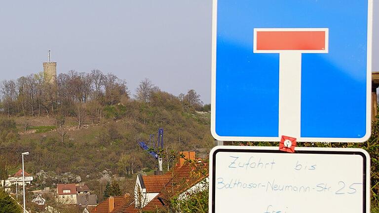 Seit dem Frühjahr ist die Balthasar-Neumann-Straße nicht durchgängig befahrbar. Seit dem Frühjahr ist die Balthasar-Neumann-Straße nicht durchgängig befahrbar.