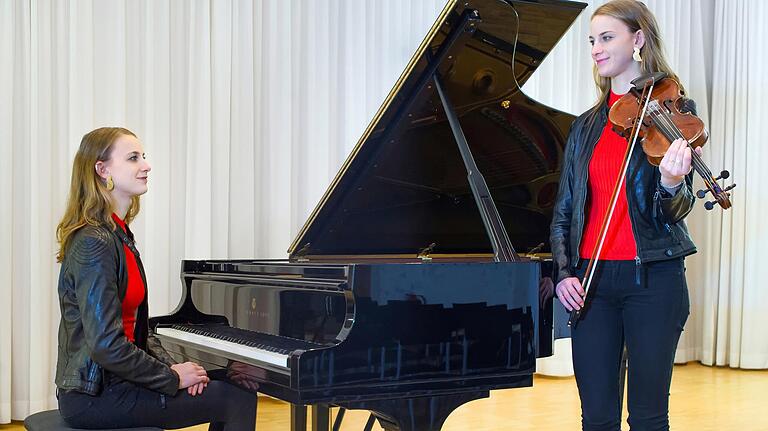 Samira Spiegel am Klavier und mit Geige, zweimal belichtet von Anand Anders. Samira Spiegel am Klavier und mit Geige, zweimal belichtet von Anand Anders.