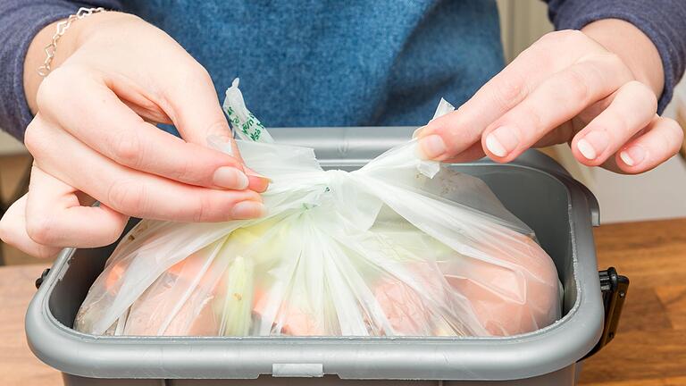Bio-Plastiktüten werden zwar mit 'kompostierbar' beworben, haben aber im Biomüll nichts zu suchen. Bio-Plastiktüten werden zwar mit 'kompostierbar' beworben, haben aber im Biomüll nichts zu suchen.