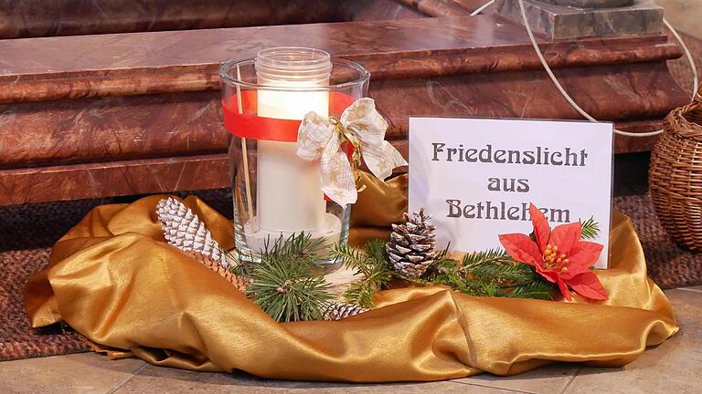 Das Friedenslicht aus Bethlehem vor dem Altar in der Hausener Kirche St. Wolfgang.