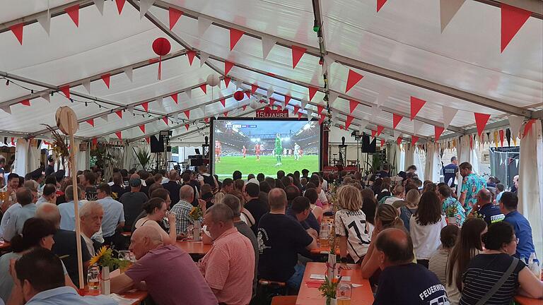 Die Stimmung während des Public Viewing beim Jubiläumsfest der Feuerwehr Halsheim war grandios.