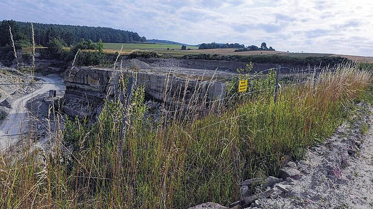 Nördlich des Mains liegt zwischen Schönbach und Breitbrunn einer der zahlreichen Sandsteinbrüche in den Haßbergen. Hier wird &bdquo;Weißgrauer Mainsandstein&ldquo; abgebaut, der in der Region und weit darüber hinaus Verwendung findet.