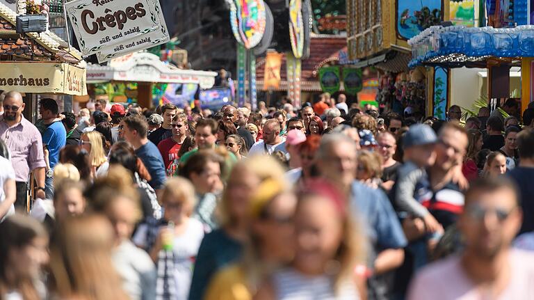 Mit mehr als 800 000 Besuchern rechnen die Veranstalter beim Kiliani-Volksfest in diesem Jahr. Mit mehr als 800 000 Besuchern rechnen die Veranstalter beim Kiliani-Volksfest in diesem Jahr.