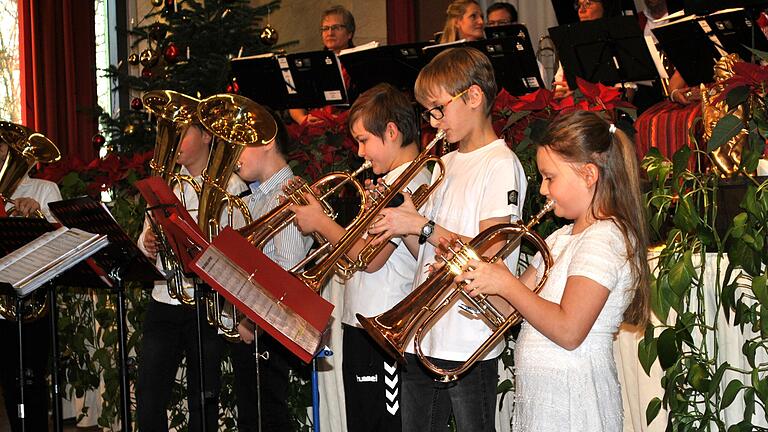 Nachwuchsarbeit zahlt sich aus: Unter der Leitung von Klaus Schmitt spielte die Juniorband drei Musikstücke.