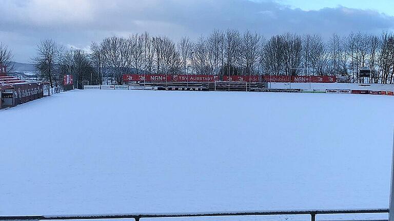 Schneebedecktes Spielfeld: So sah es im Schulstadion des TSV Aubstadt am Freitagmorgen aus.