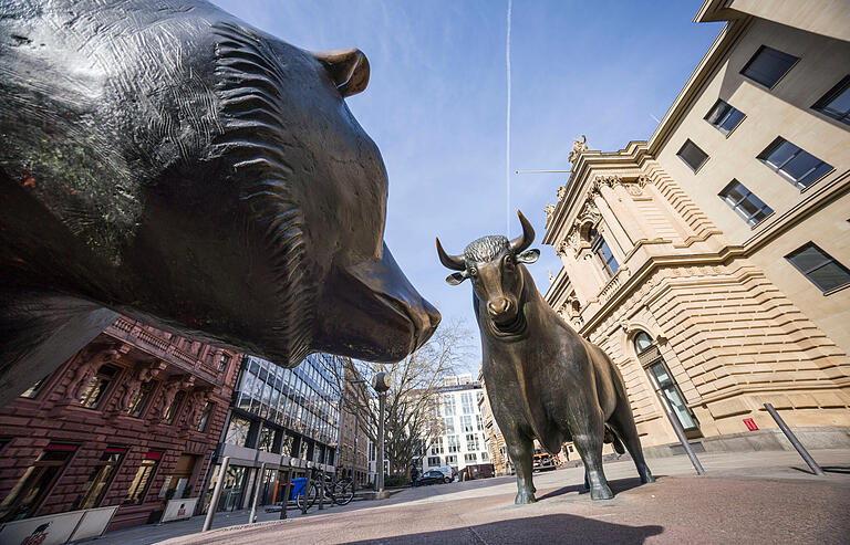 Die Bronzeplastiken von Bulle und Bär dem Gebäude der Frankfurter Wertpapierbörse. Ihr Schöpfer ist der Würzburger Bildhauer Reinhard Dachlauer (1922-1995). Die Bronzeplastiken von Bulle und Bär dem Gebäude der Frankfurter Wertpapierbörse. Ihr Schöpfer ist der Würzburger Bildhauer Reinhard Dachlauer (1922-1995).