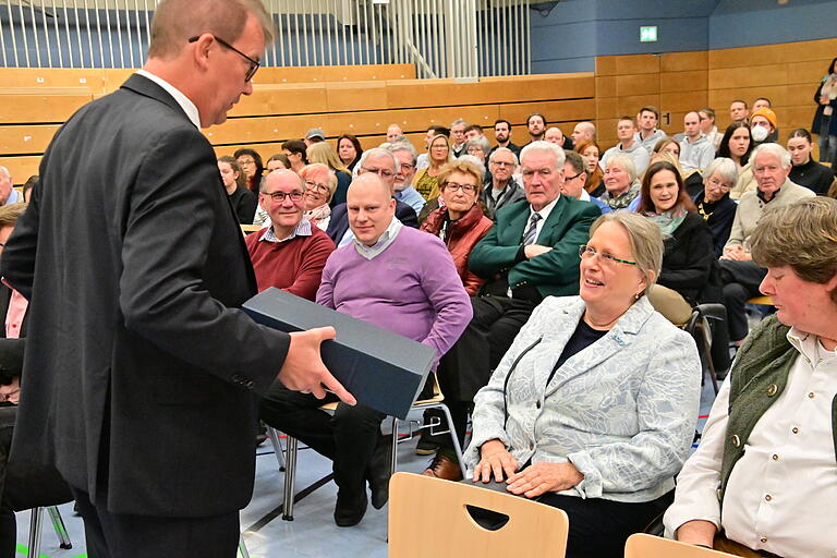 Bürgermeister Klaus Schmidt sprach der ehemaligen Polizeipräsidentin Liliane Matthes seine Anerkennung aus.