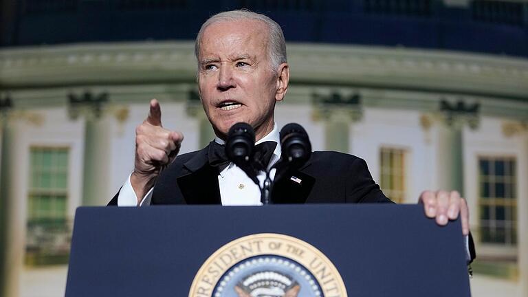 Bei Berichten über Joe Biden, Präsident der USA, geht es derzeit derzeit um Alter und Gebrechlichkeit, kritisiert ein Autor im 'Columbia Journalism Review'. Bei Berichten über Joe Biden, Präsident der USA, geht es derzeit derzeit um Alter und Gebrechlichkeit, kritisiert ein Autor im 'Columbia Journalism Review'.