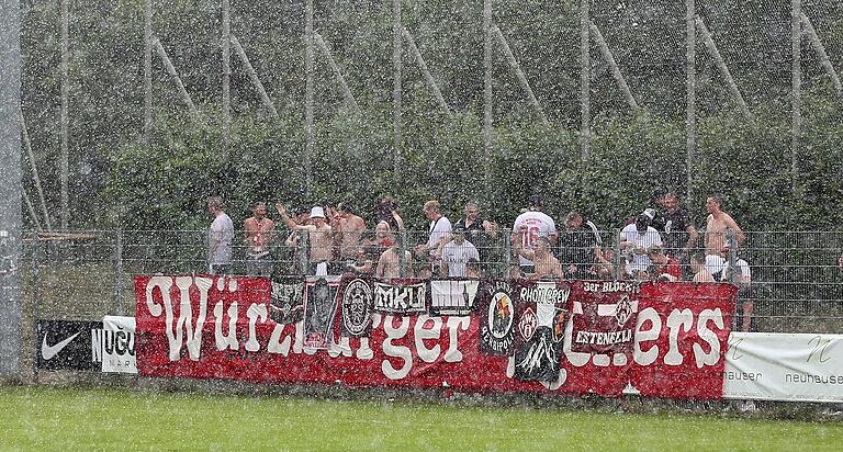 Regentanz: einige Kickers-Fans trotzen dem Unwetter in der verlängerten Halbzeitpause. Regentanz: einige Kickers-Fans trotzen dem Unwetter in der verlängerten Halbzeitpause.