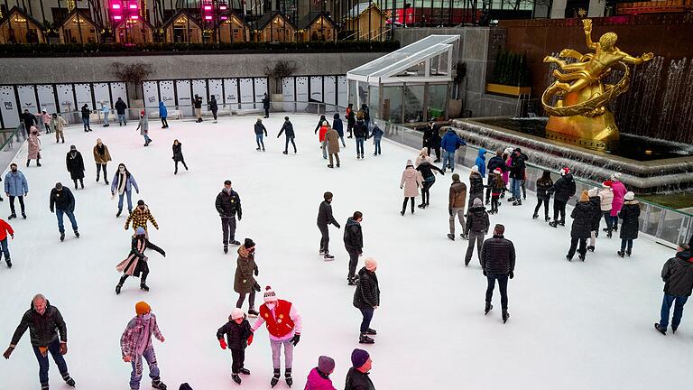 Weihnachten in den USA       -  Die traditionelle Eisbahn am Rockefeller Center ist wieder offen. (Archivbild)