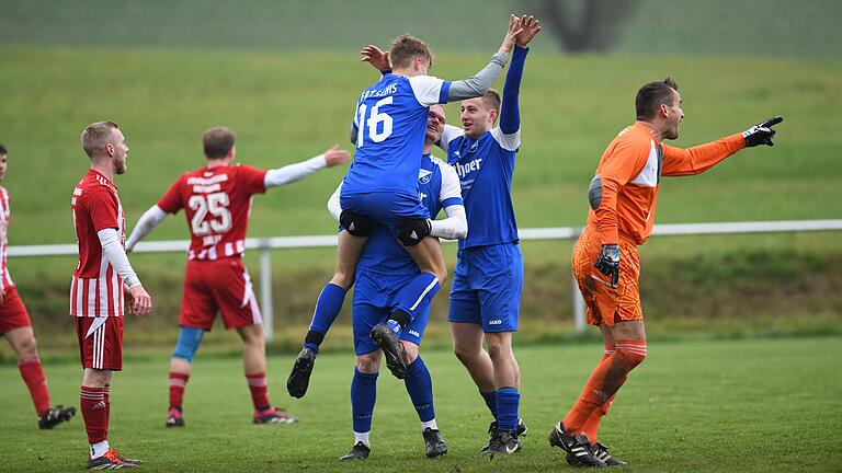 Fatschenbrunn jubelt, VfR-Coach und Torwart Stefan Klemm geht mit seinen Vorderleuten ins Gericht: Die 'Fatschis' demontieren Hermannsberg im letzten Spiel vor der Winterpause.