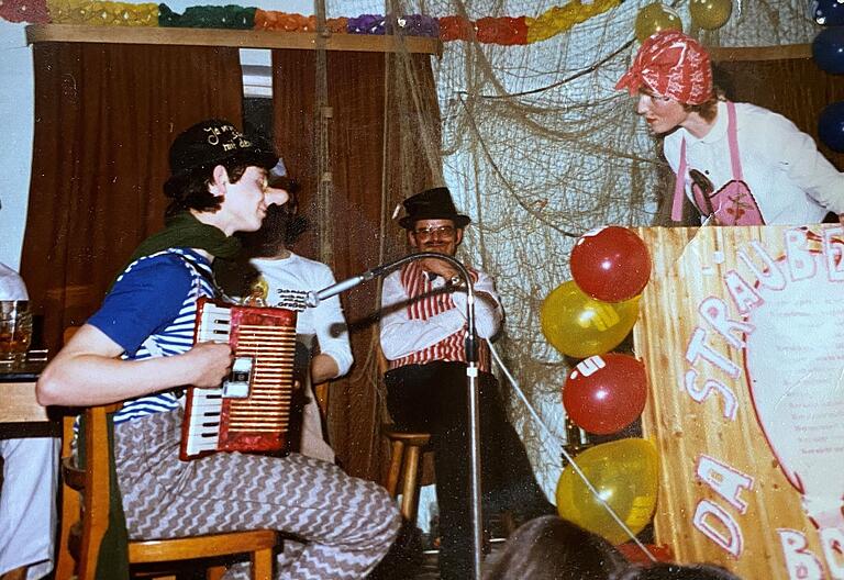 Oti Schmelzer bei seinem allerersten Auftritt 1980 bei der Büttensitzung in seinem Heimatort Oberschwappach. Damals war er in der Rolle des 'stummen Ehemanns' zu sehen.